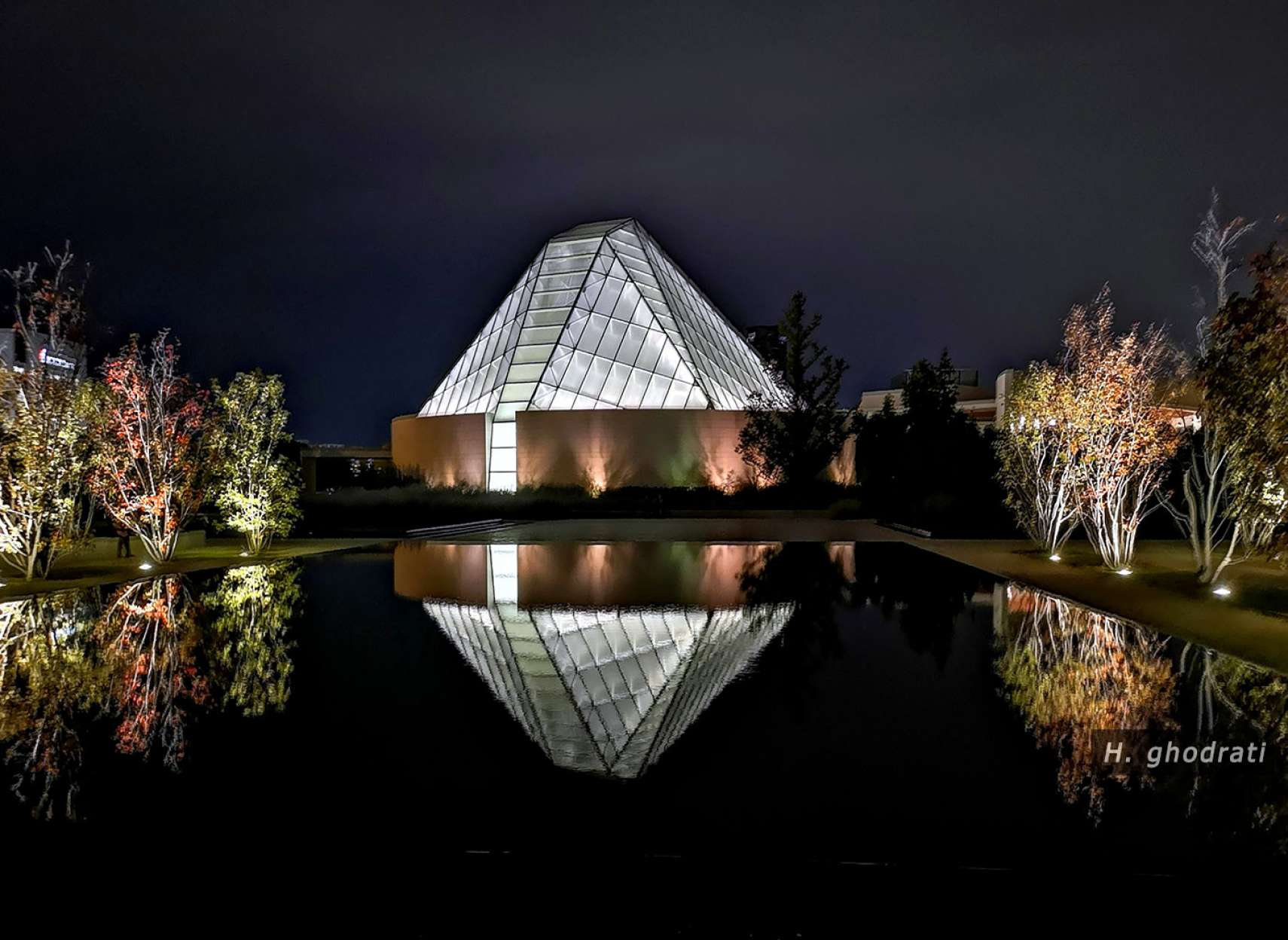 هرمی از نور و شیشه