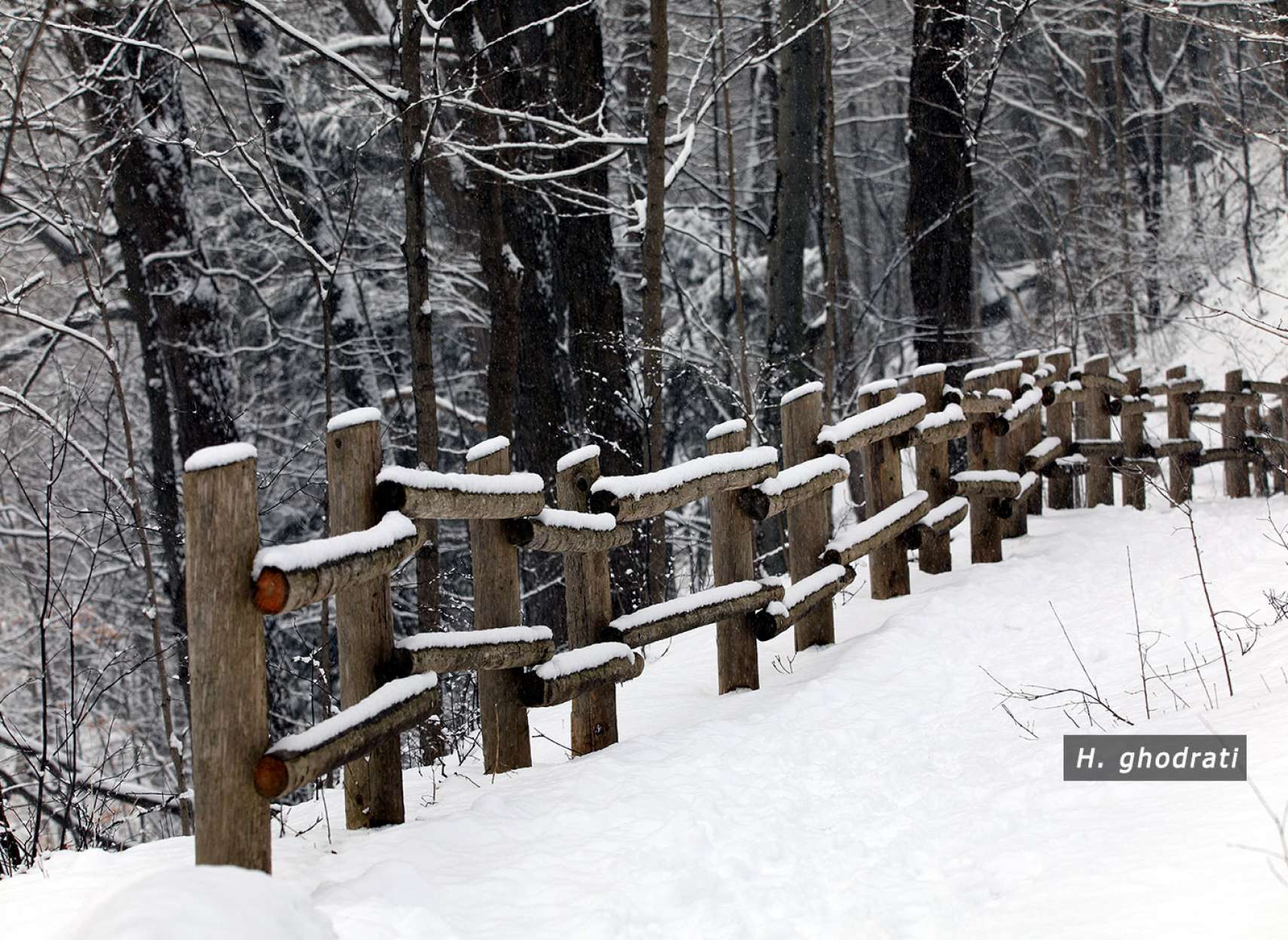 نرده‌های چوبی در زمستان
