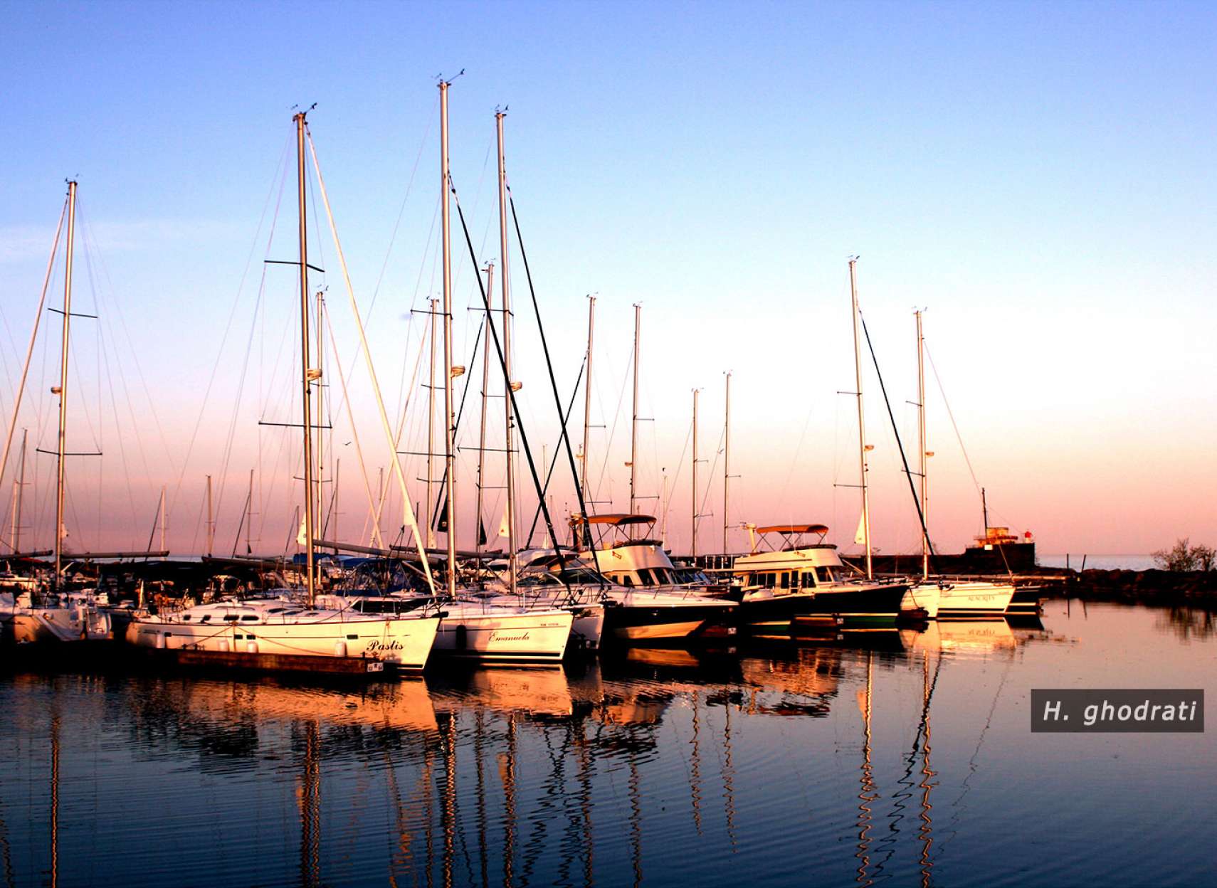 غروب و قایق‌های لنگر انداخته